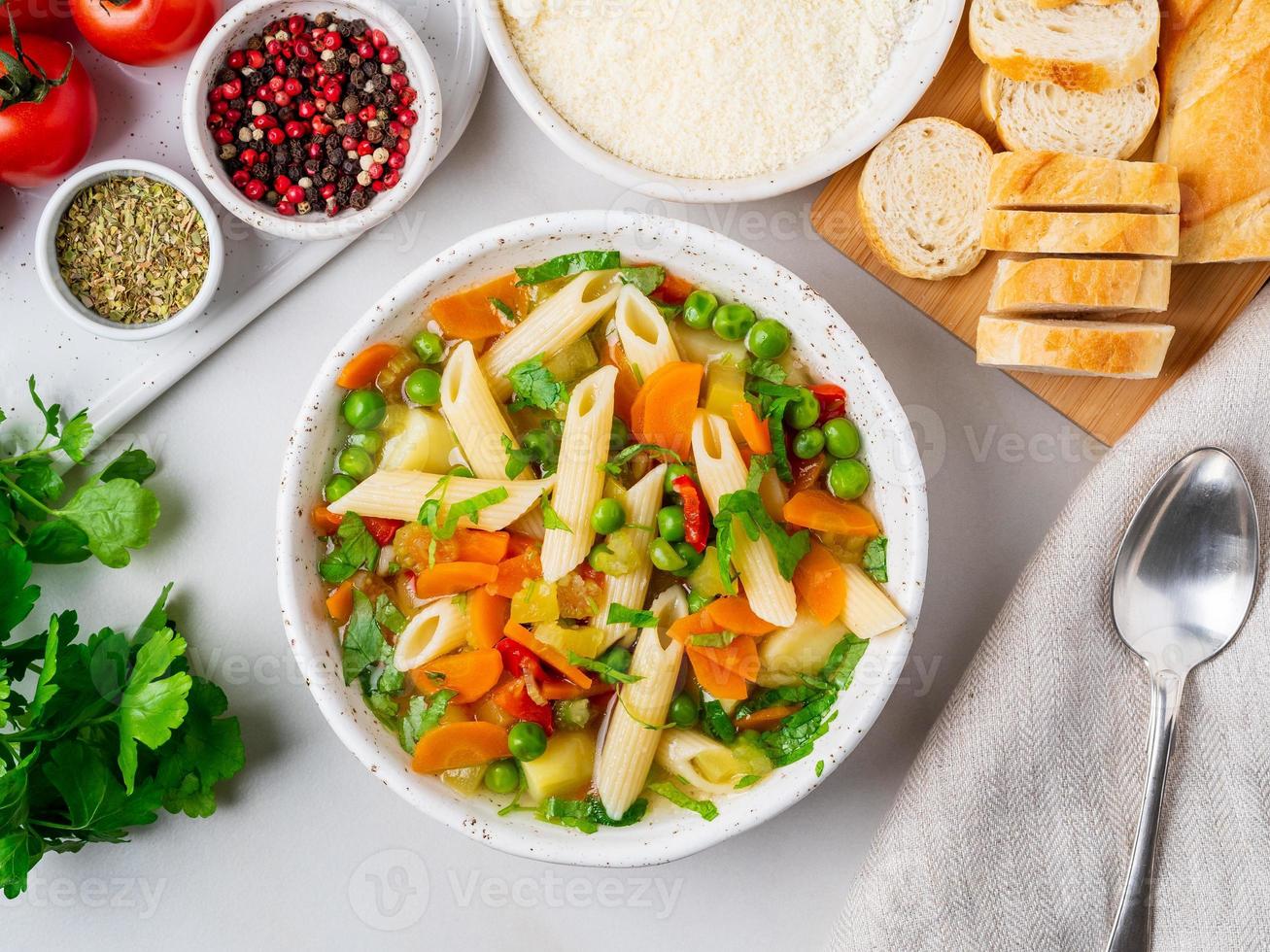 sopa de verduras, plato vegetariano de primavera brillante. foto