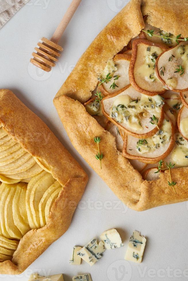 galette de frutas, pastel de manzana con miel, sabroso pastel de pera y queso, mesa de mármol, verticales, vista superior foto