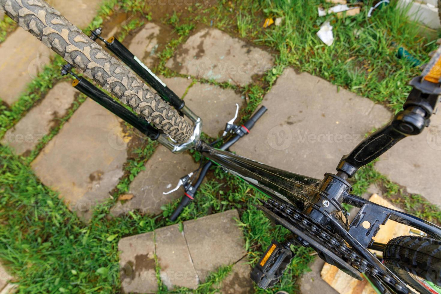 Mecánico de espera de bicicletas para reparación en taller de reparación de bicicletas, al aire libre. rueda de bicicleta de cerca lista para examinar, corrige el sistema de transmisión de ciclo moderno. mantenimiento de bicicletas, concepto de tienda deportiva. foto