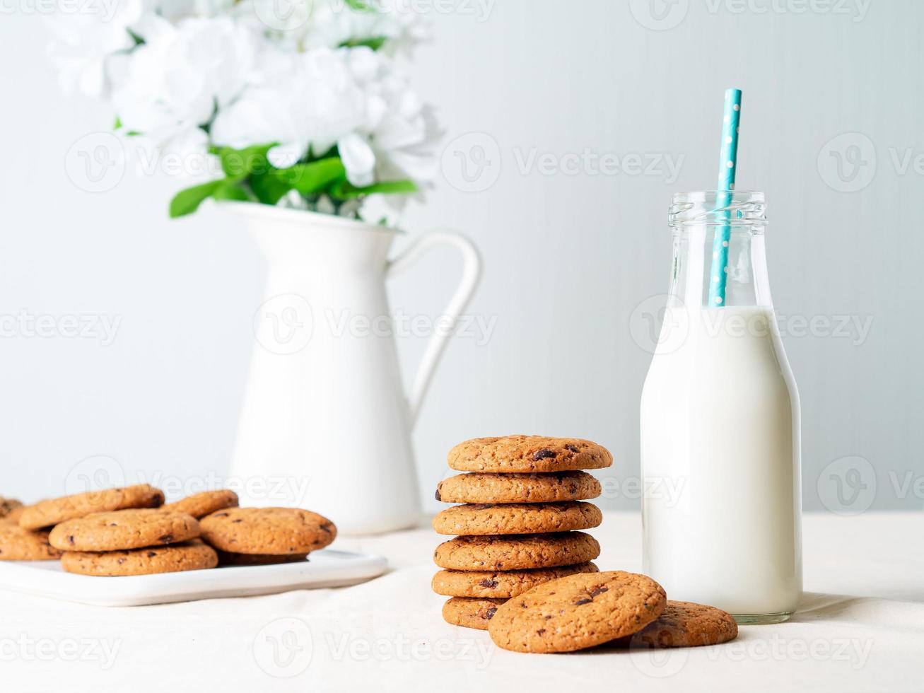 galletas de avena con chocolate y leche foto