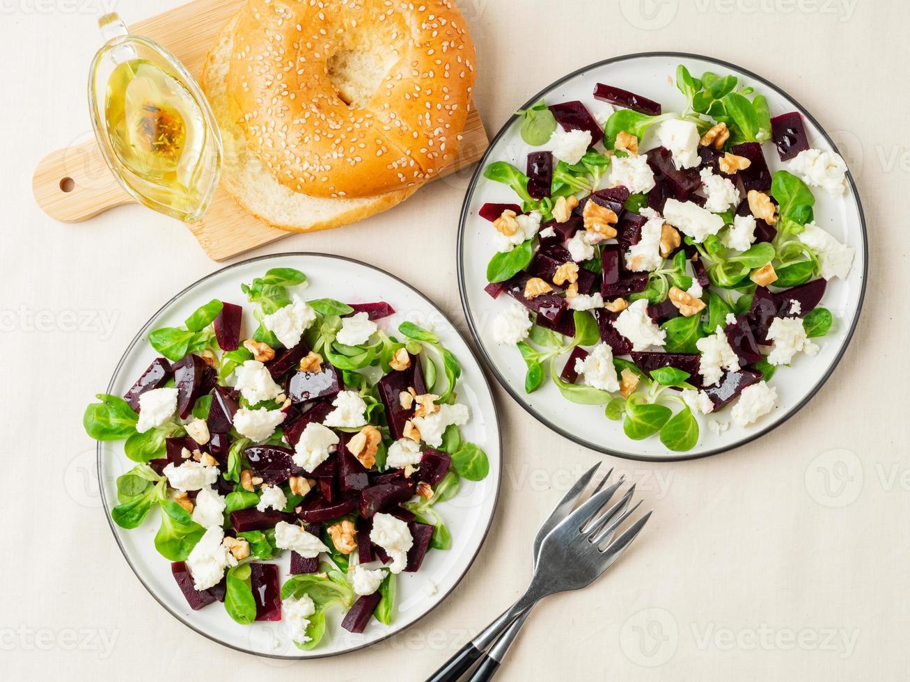 ensalada de remolacha con feta, queso, nueces, ensalada de maíz y queso en salmuera, en escabeche sobre mesa blanca, vista superior foto