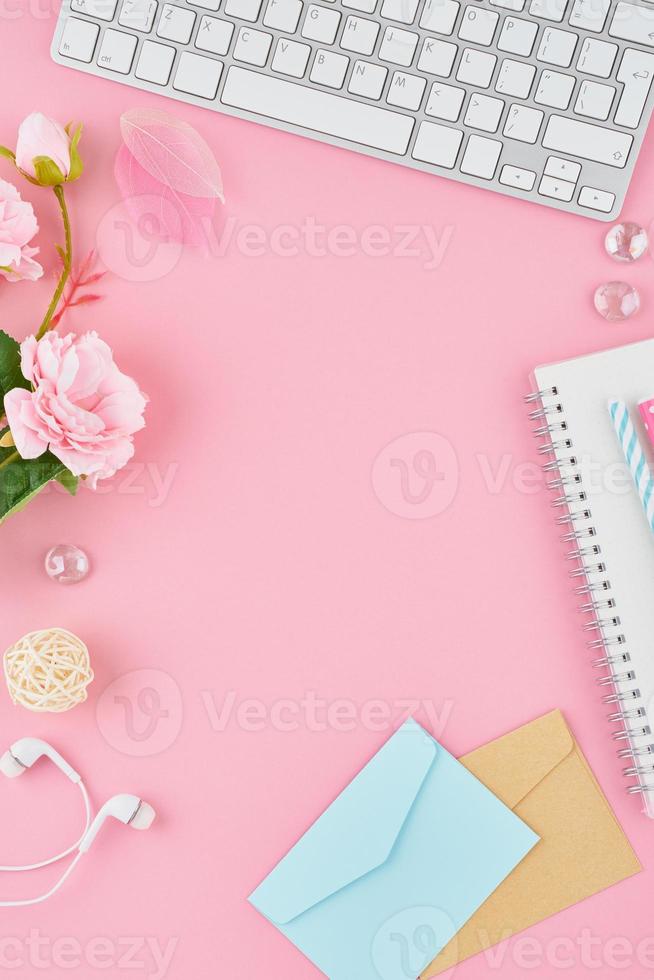 página de bloc de notas en blanco en el diario de viñetas en el escritorio de oficina rosa brillante. vista superior de la mesa luminosa moderna con cuaderno, papelería. maqueta, espacio de copia, concepto de diario, vertical foto