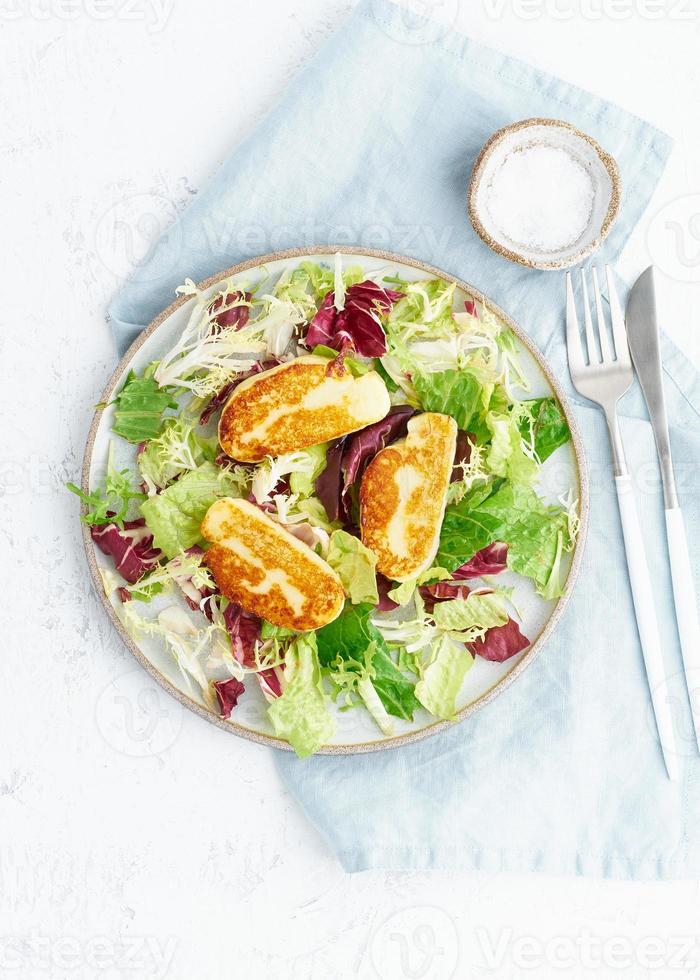 chipre frito halloumi con ensalada saludable. lchf, pegan, fodmap, paleo, scd, ceto foto