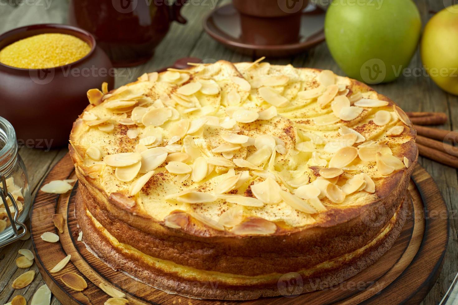 tarta de queso, tarta de manzana, postre de cuajada con polenta, manzanas, copos de almendras foto