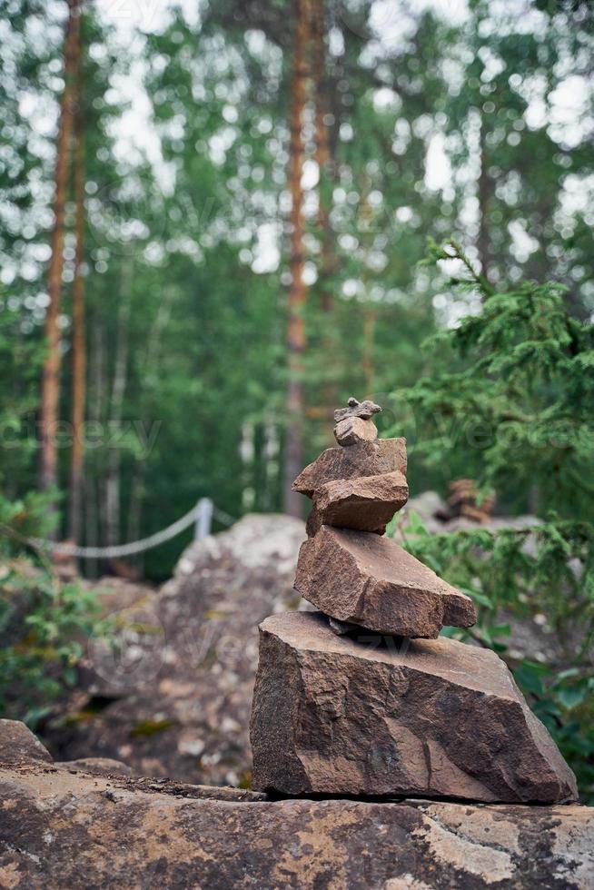 pirámide de piedras, símbolo de la naturaleza salvaje del norte de karelia. bosque de coníferas foto
