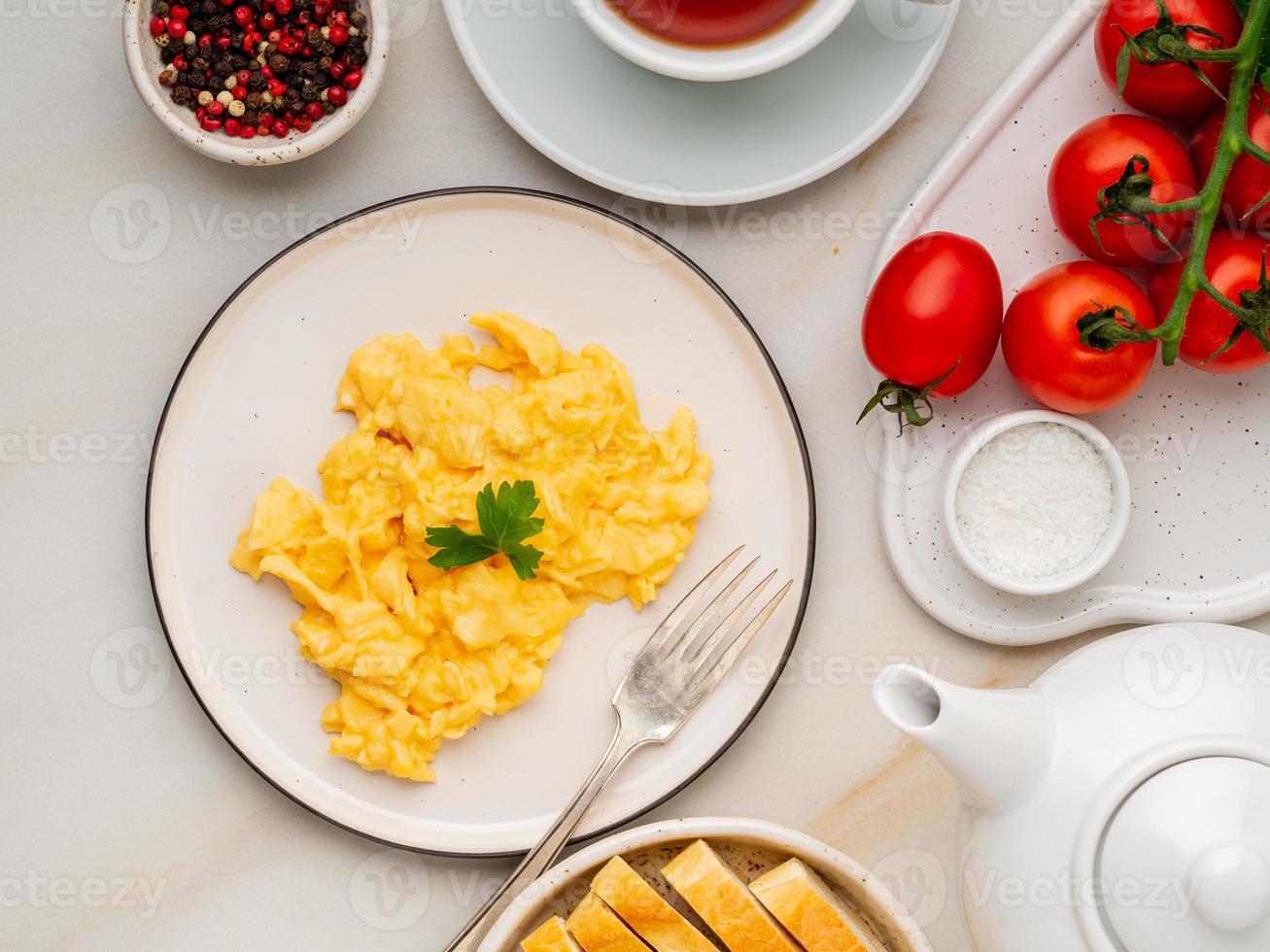 huevos revueltos, tortilla. desayuno con huevos fritos foto