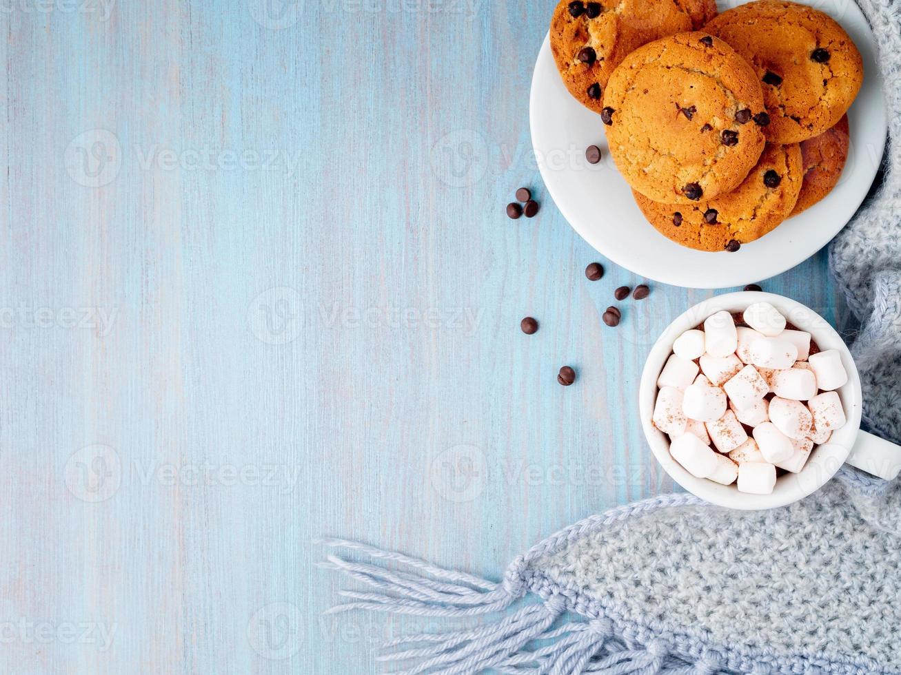 galletas de chispas de chocolate con cacao, malvavisco. foto