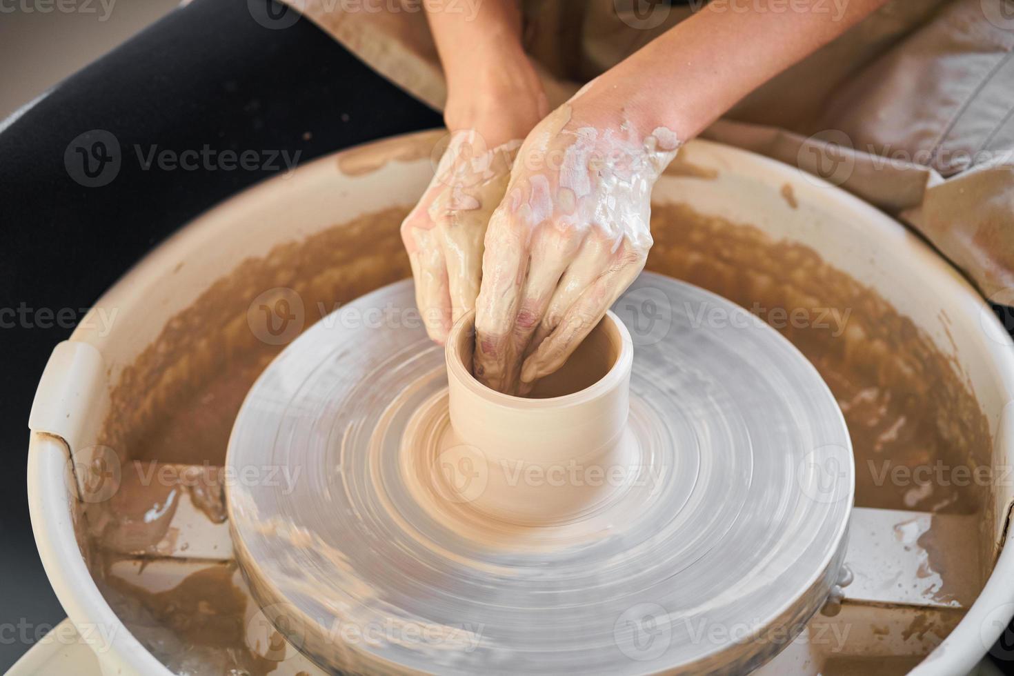 mujer haciendo cerámica sobre ruedas, creación de cerámica, trabajo manual, artesanía foto