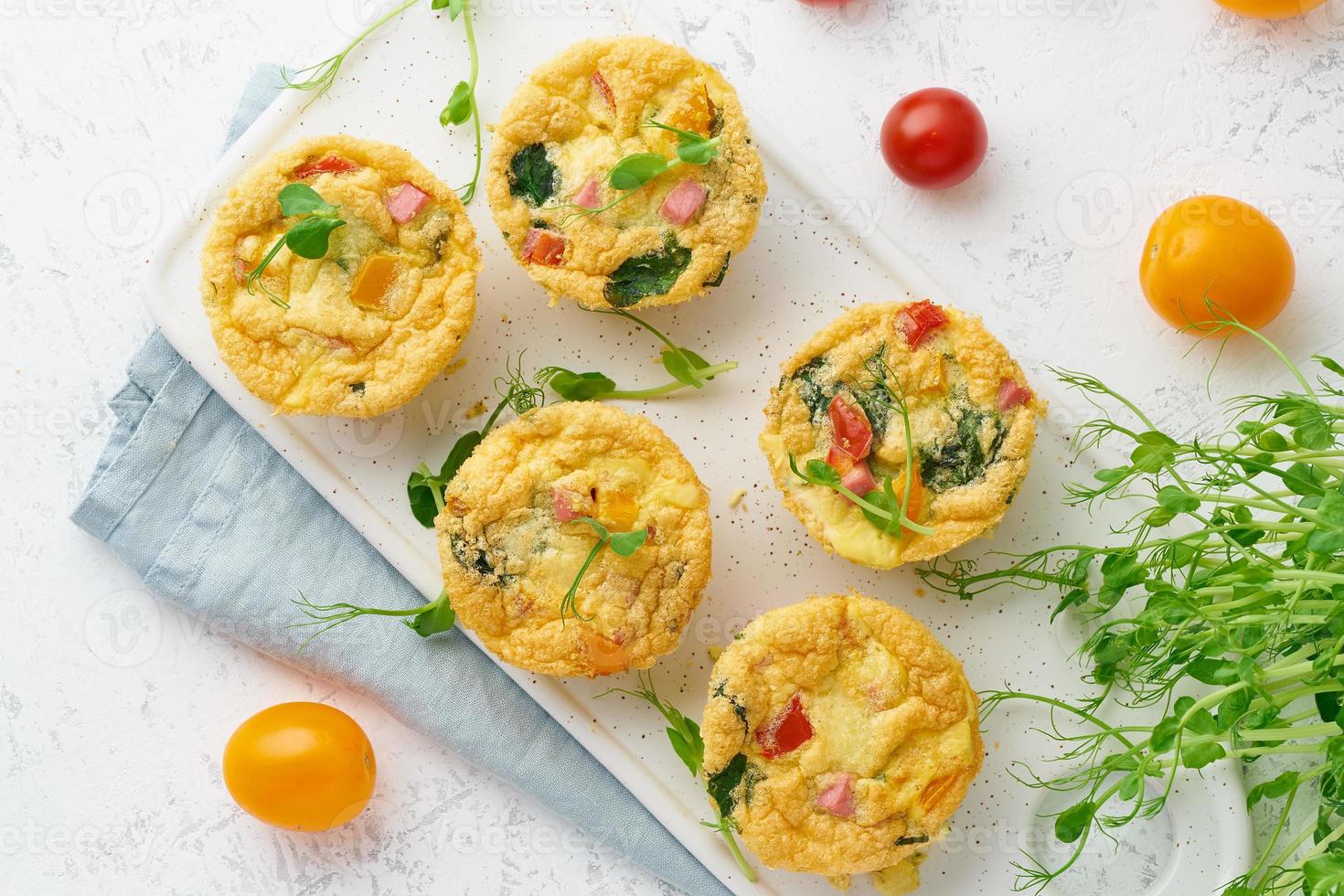 tortilla con tomates y tocino, huevos al horno con espinacas y brócoli, vista superior, ceto, cetogénico foto