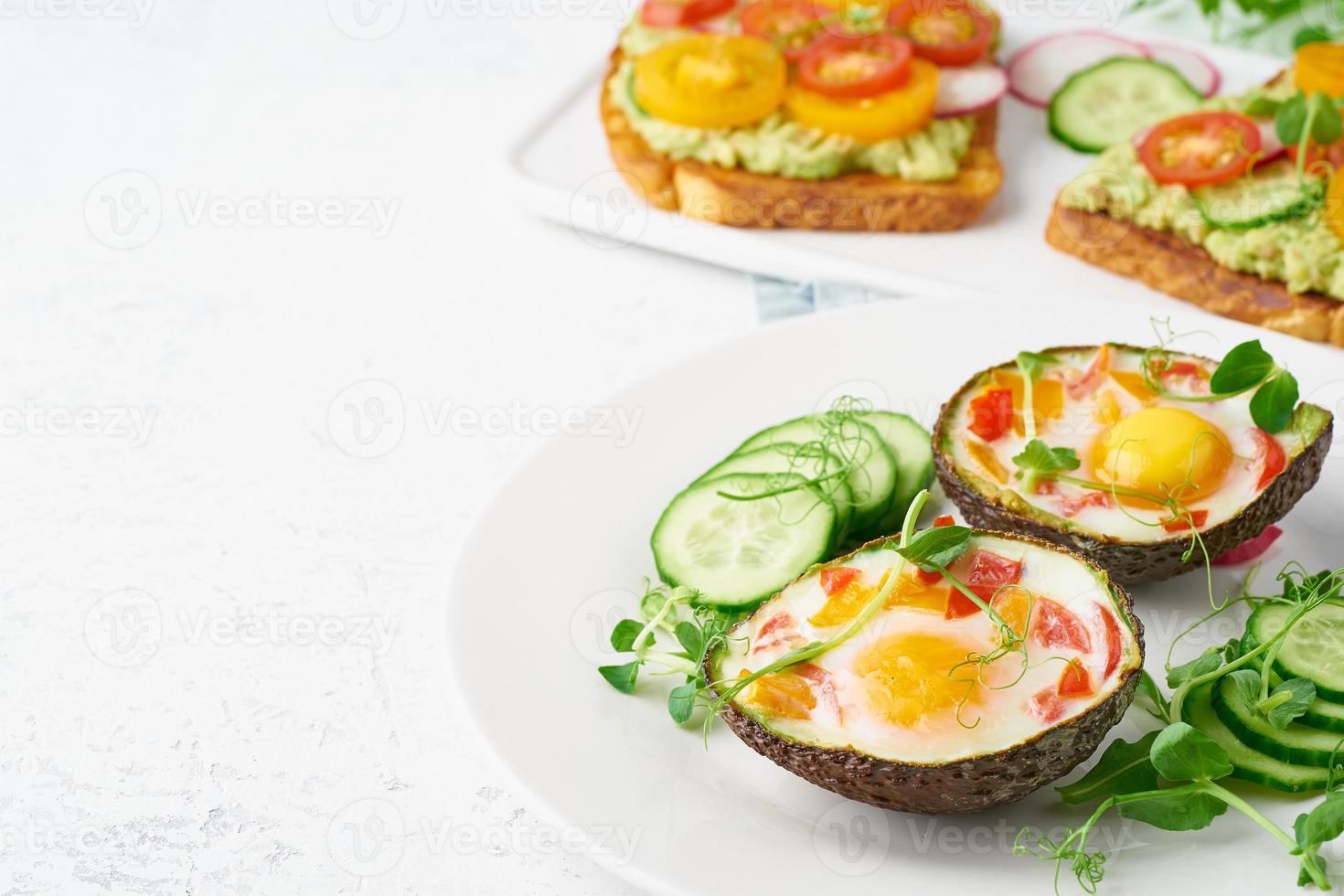 huevo horneado en aguacate, tostadas, desayuno, primer plano, espacio de copia foto