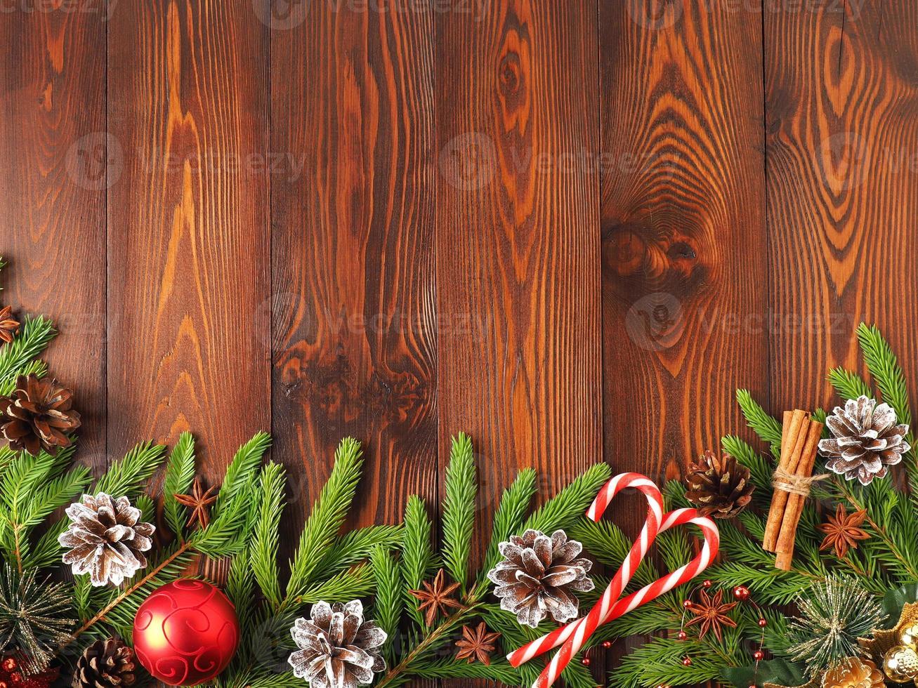 navidad y feliz año nuevo fondo marrón oscuro. vista superior, espacio de copia, mesa rústica de madera foto