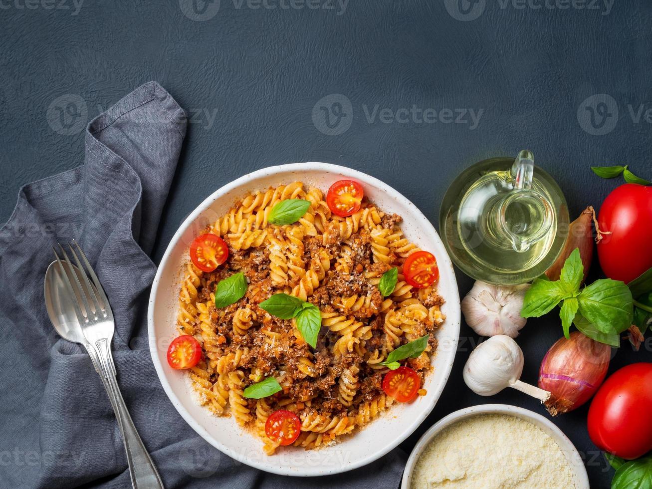 pasta boloñesa. fusilli con salsa de tomate, carne picada molida foto