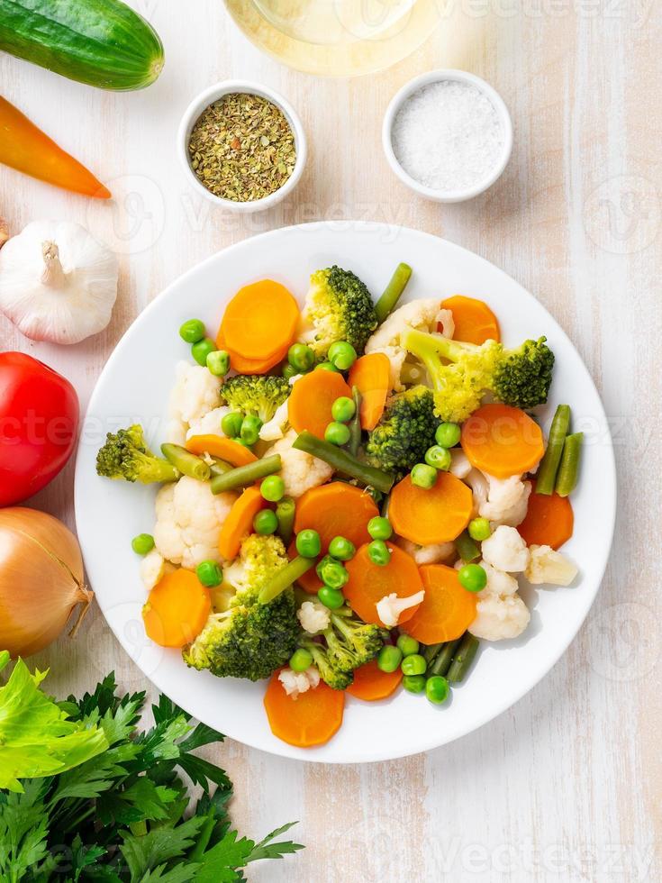 mezcla de verduras hervidas, verduras al vapor para una dieta dietética baja en calorías foto