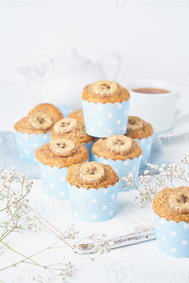 muffin de plátano, cupcakes en papel de cajas de pastel azul, vista lateral, vertcial foto