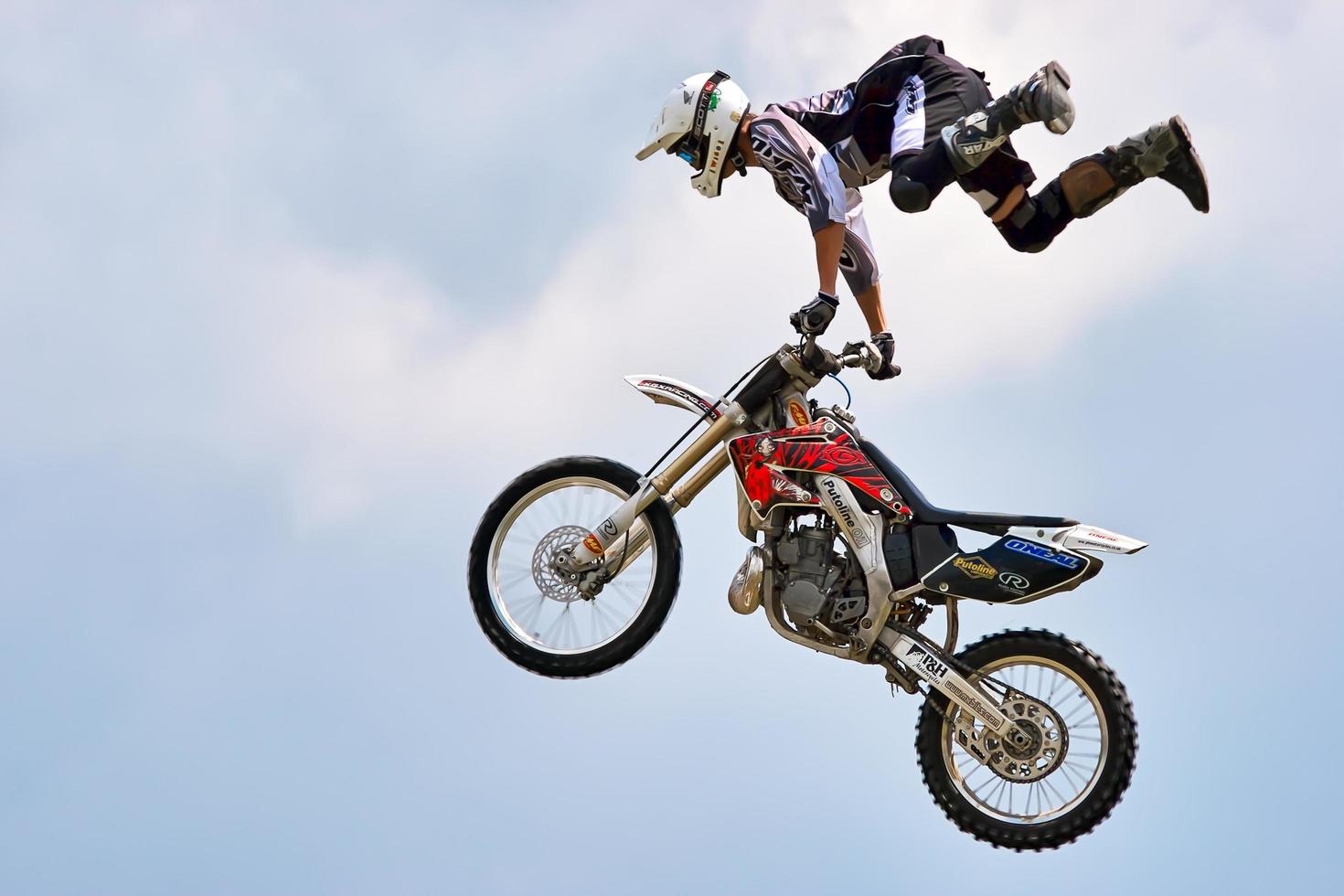 Paddock Wood, Kent, Reino Unido, 2005. Motociclista acrobático en la granja de lúpulo. foto