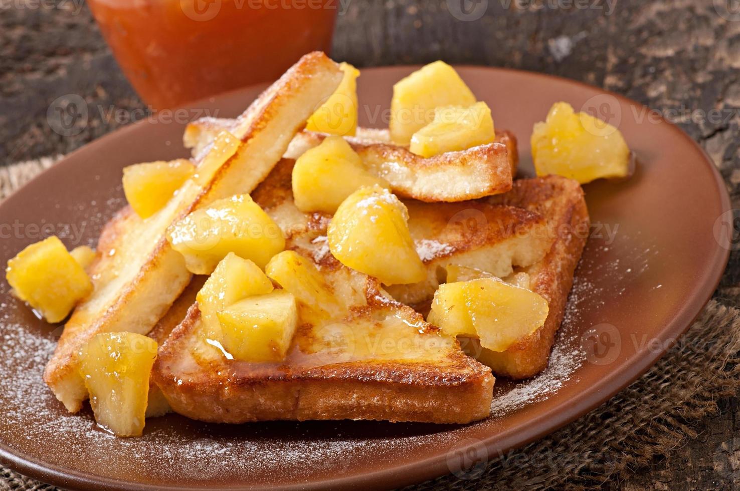 tostadas francesas con manzanas caramelizadas para el desayuno foto