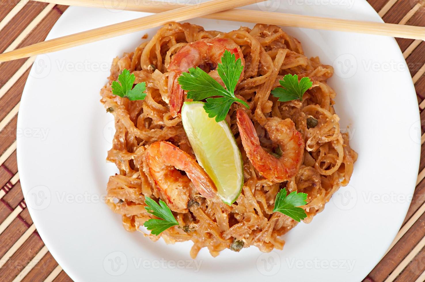 fideos salteados con gambas y verduras foto