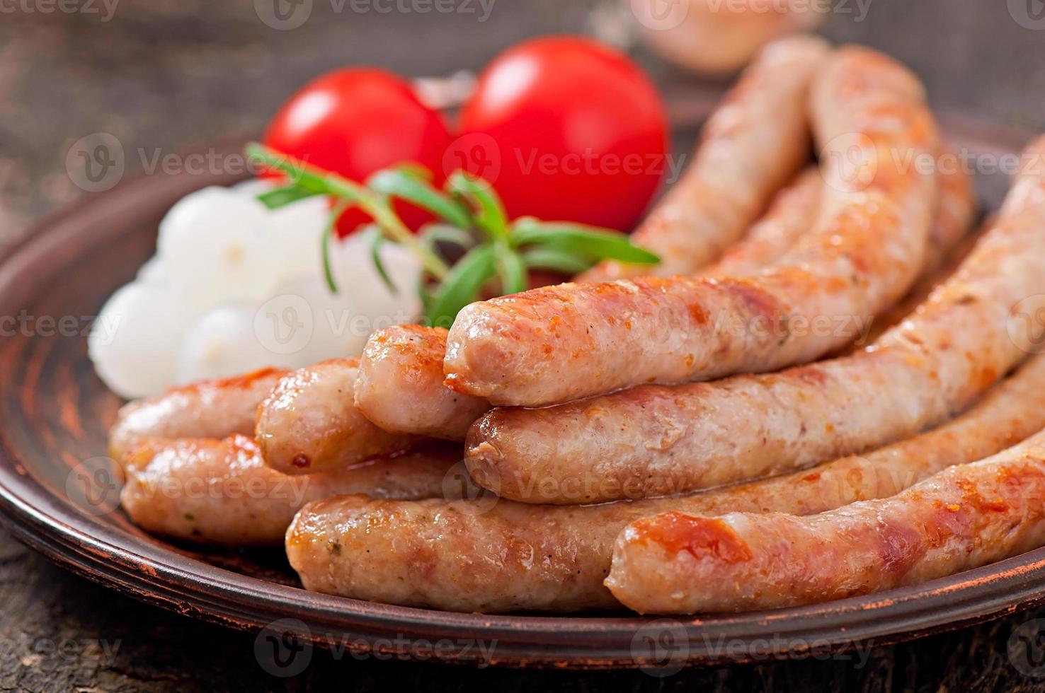 sabrosas salchichas a la parrilla foto