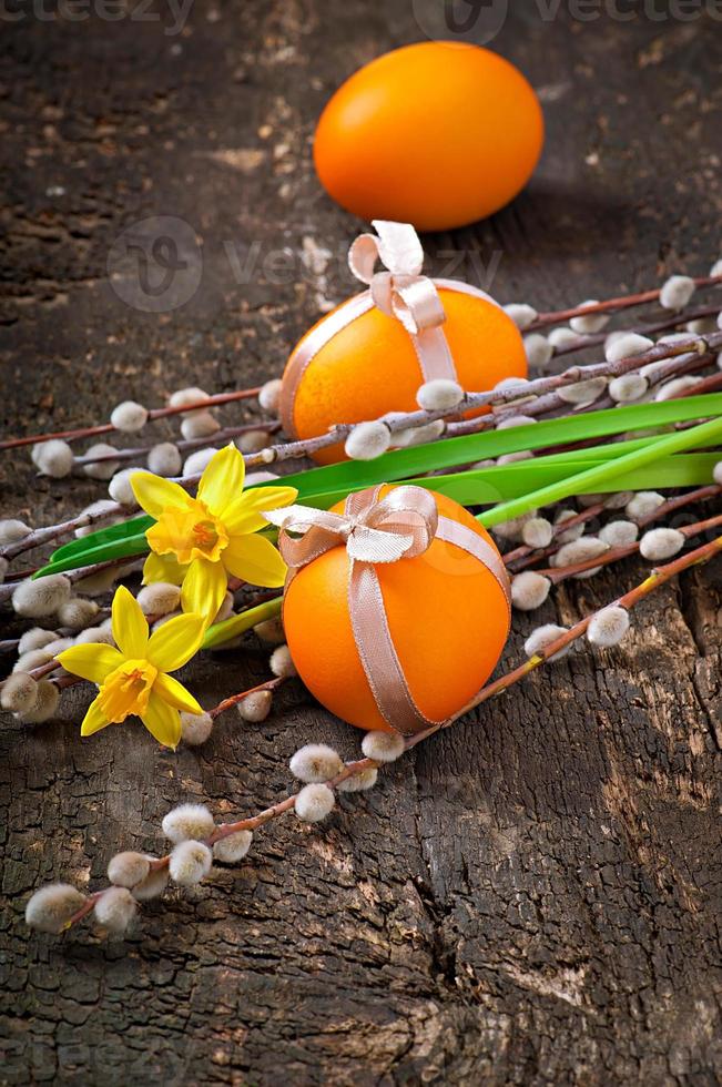 coloridos huevos de Pascua sobre fondo de madera vieja foto