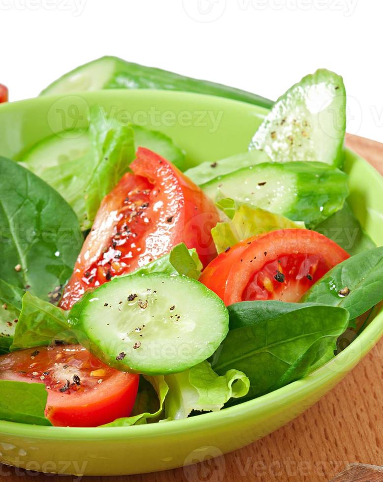 verduras frescas en el blanco con espacio para texto foto