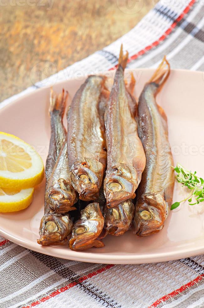 pescado ahumado en plato foto