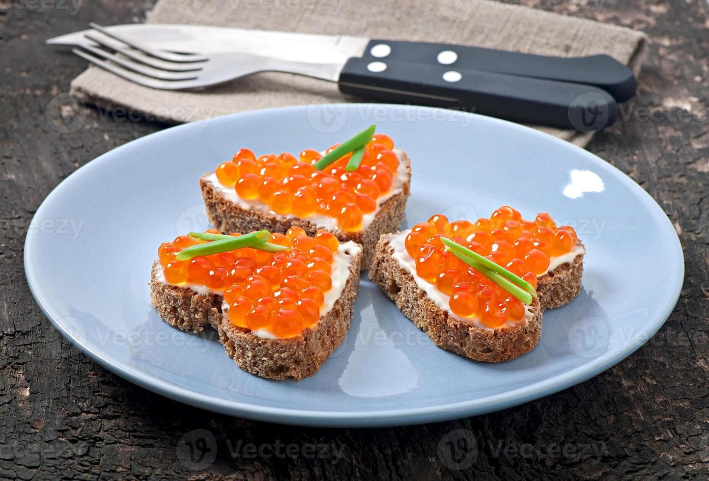 sándwich con caviar rojo en forma de corazón foto