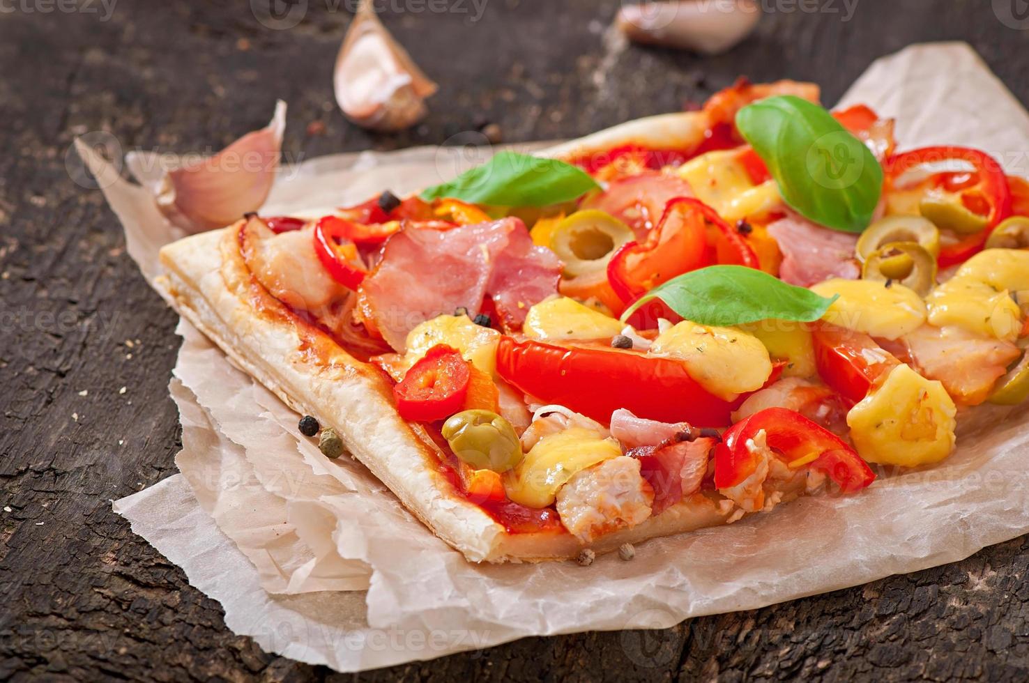 pizza con jamón, pimiento y aceitunas foto