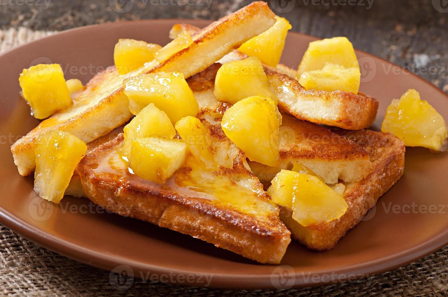 tostadas francesas con manzanas caramelizadas para el desayuno foto