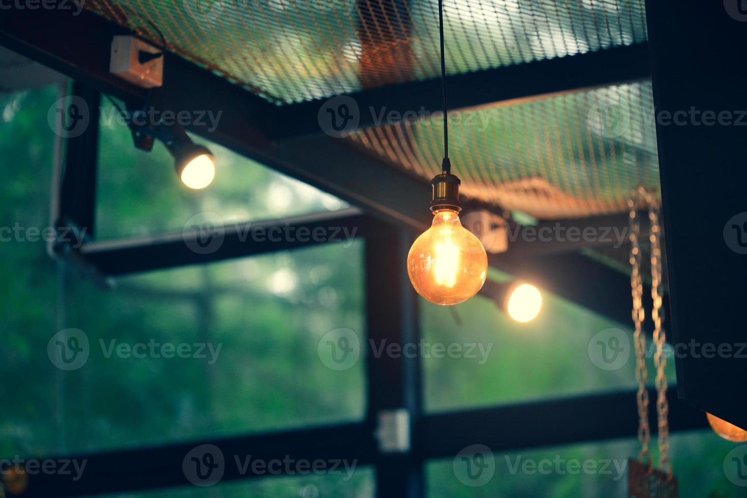 las lámparas decorativas en la cafetería dan una sensación cálida. ideas  para decorar cafeterías 7465176 Foto de stock en Vecteezy