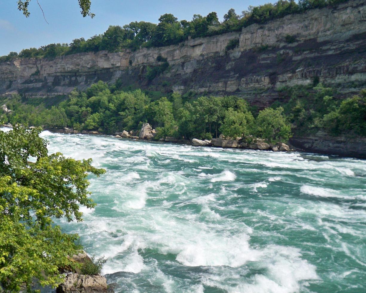 aguas turquesas del río niagara foto