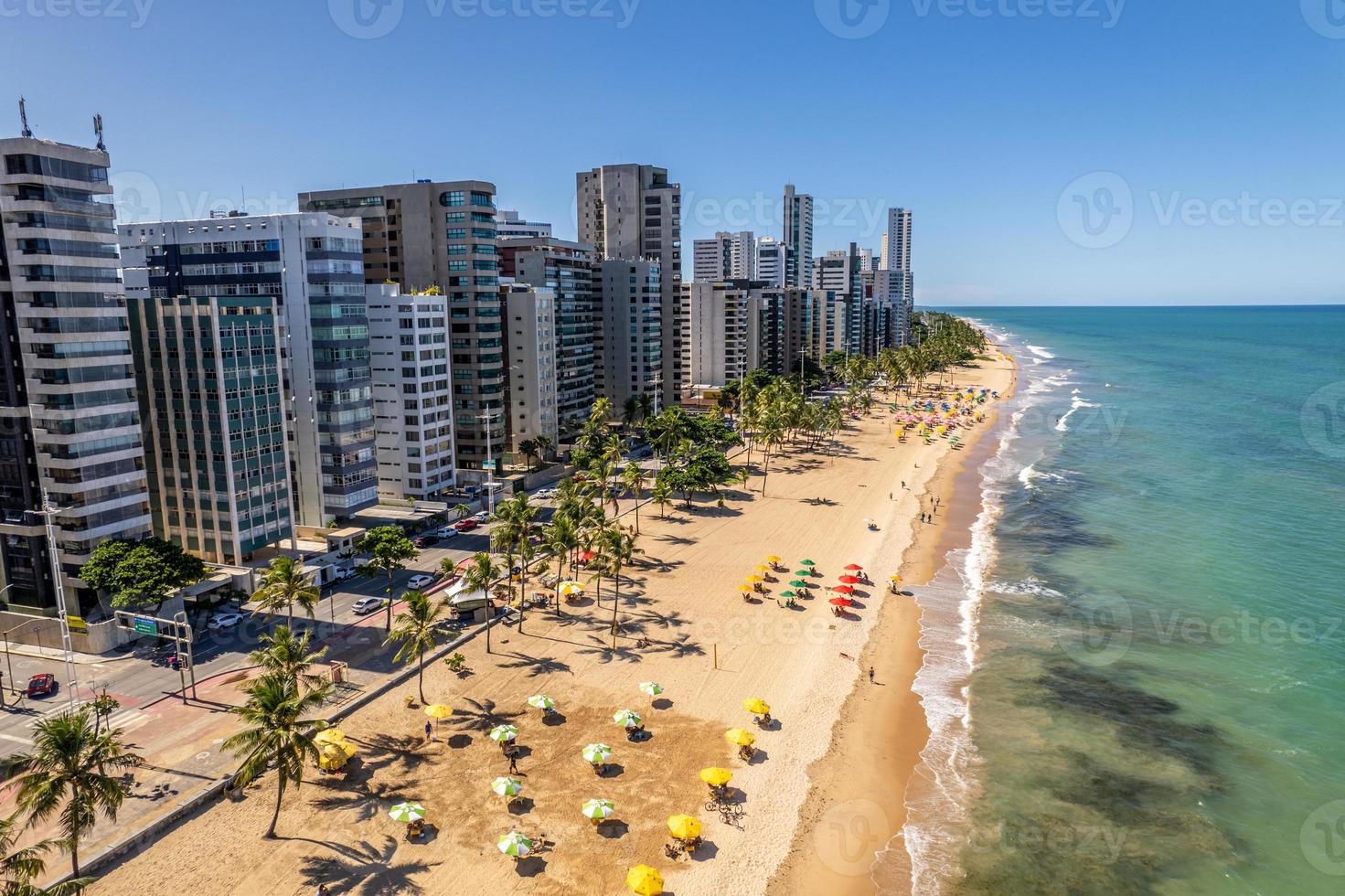 vista aérea de la playa de boa viagem en recife, capital de pernambuco, brasil. foto