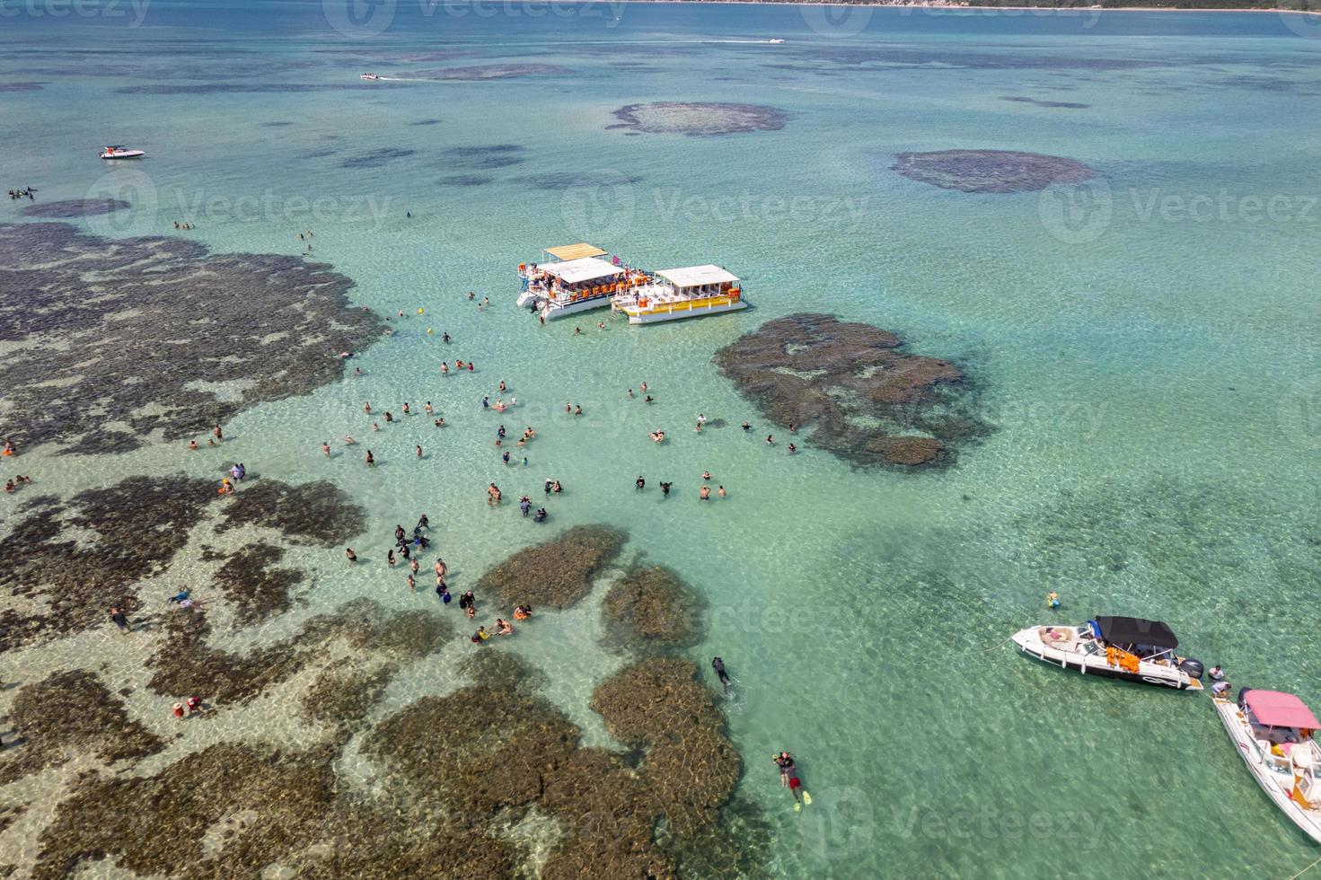 vista aérea de los arrecifes de maragogi, área de protección ambiental de la costa de coral, maragogi, alagoas, brasil. foto