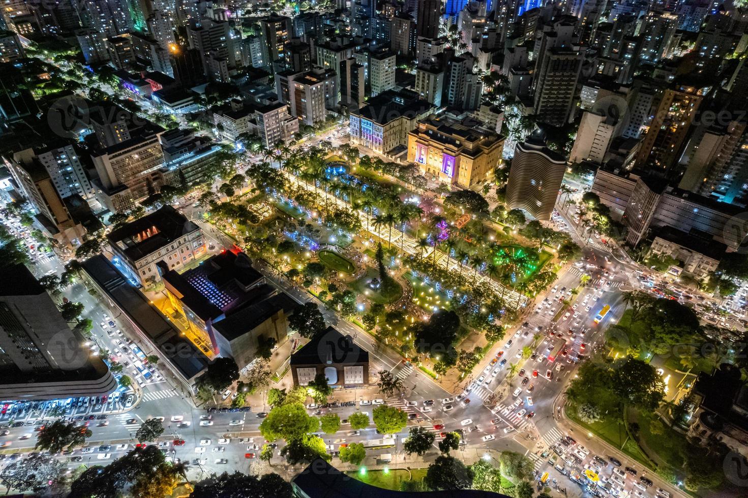 vista aérea de la ciudad de belo horizonte en la noche, minas gerais, brasil. foto