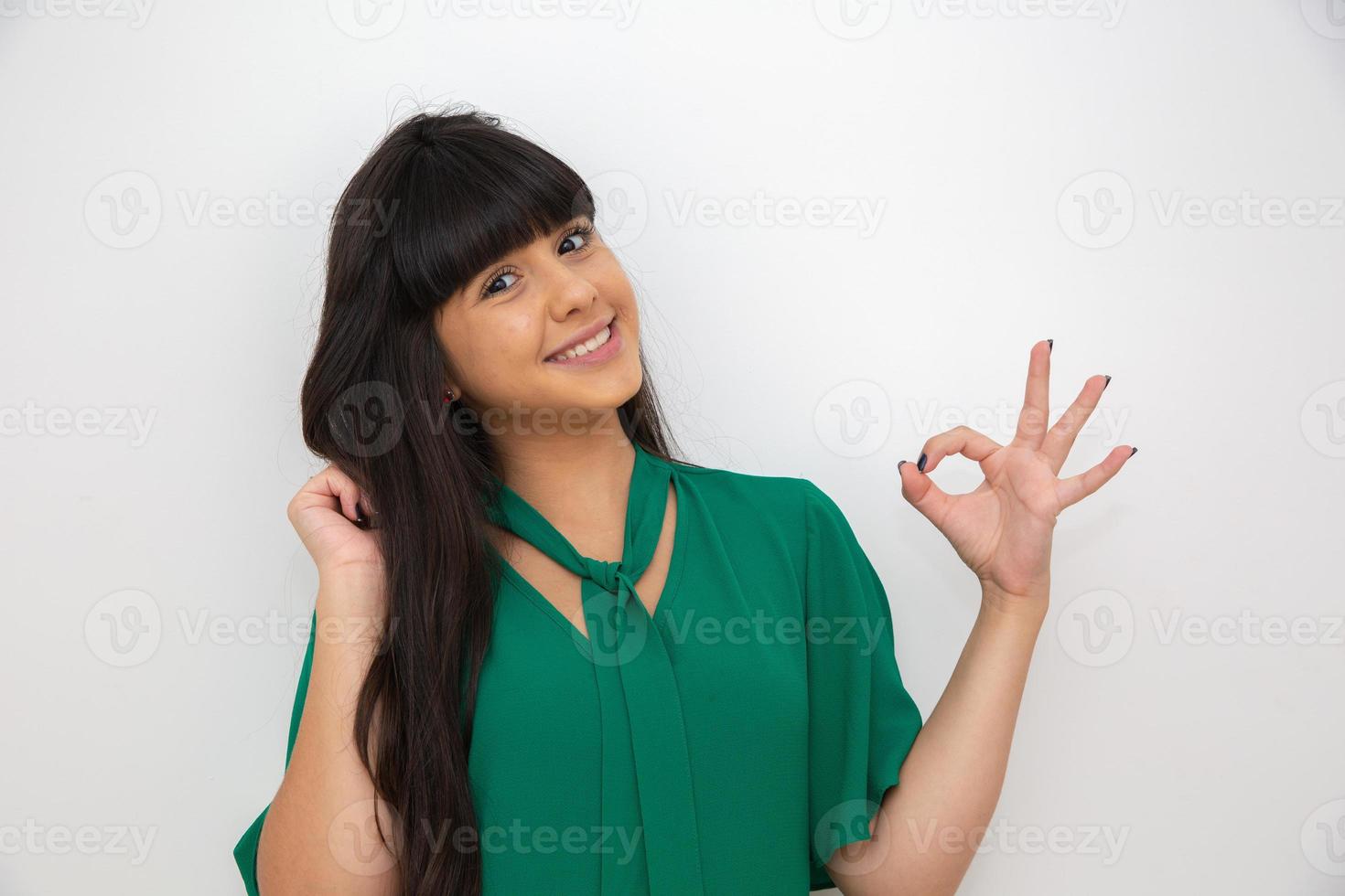 mujer joven feliz usando sus manos ok foto