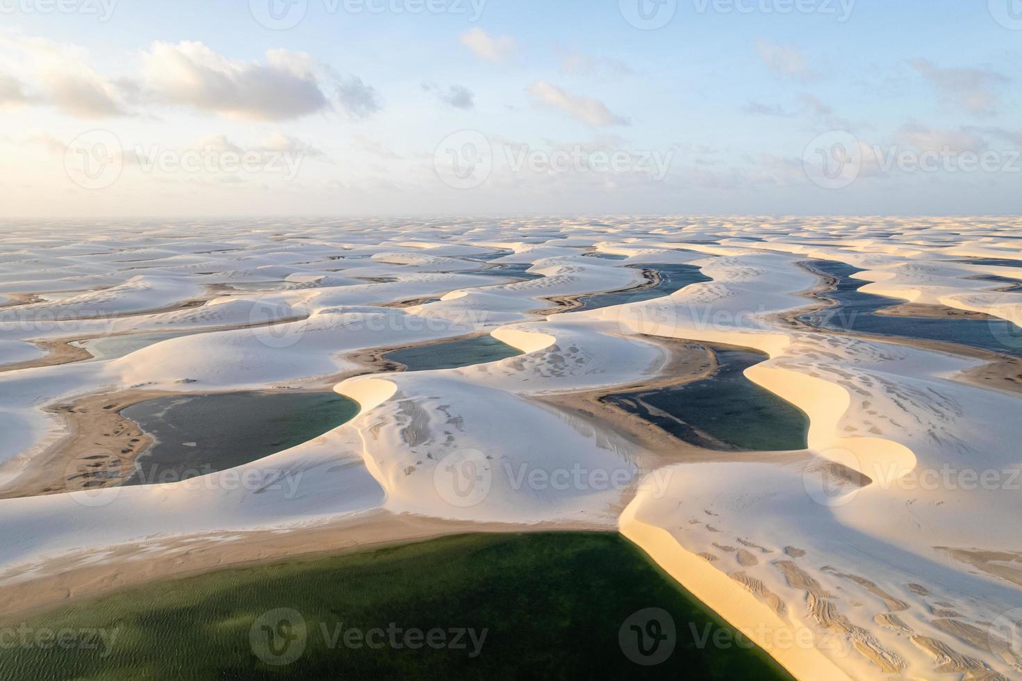 parque nacional lencois maranhenses. paisaje de dunas y lagos de agua de lluvia. barreirinhas, ma, brasil. foto