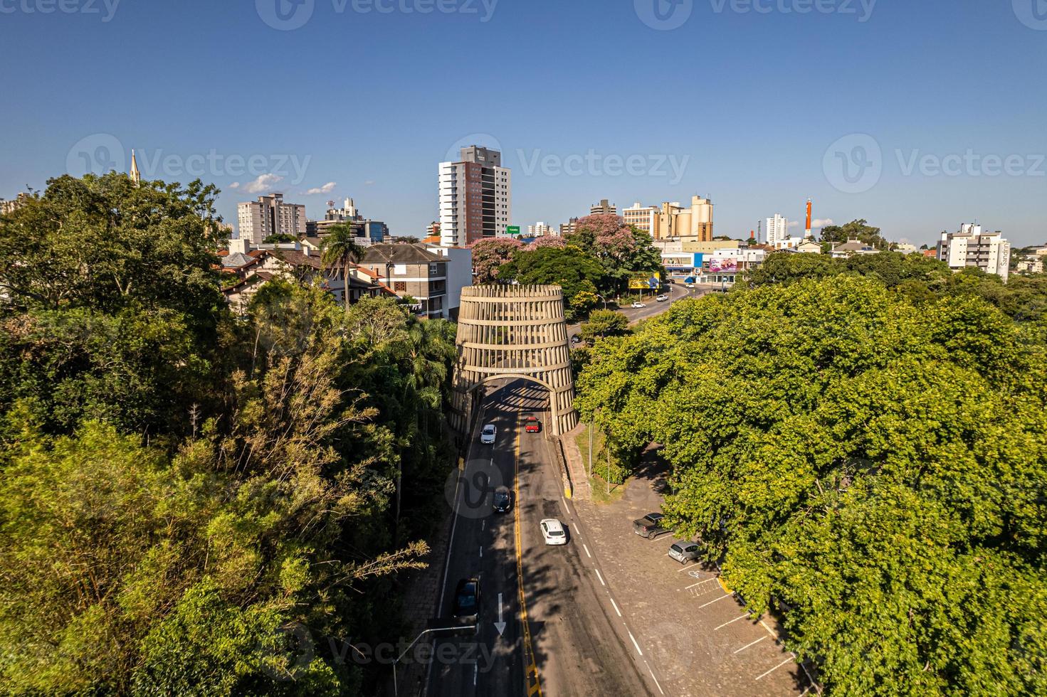 vista aérea de bento goncalves, rio grande do sul, brasil. famosa ciudad turística en el sur de brasil. foto