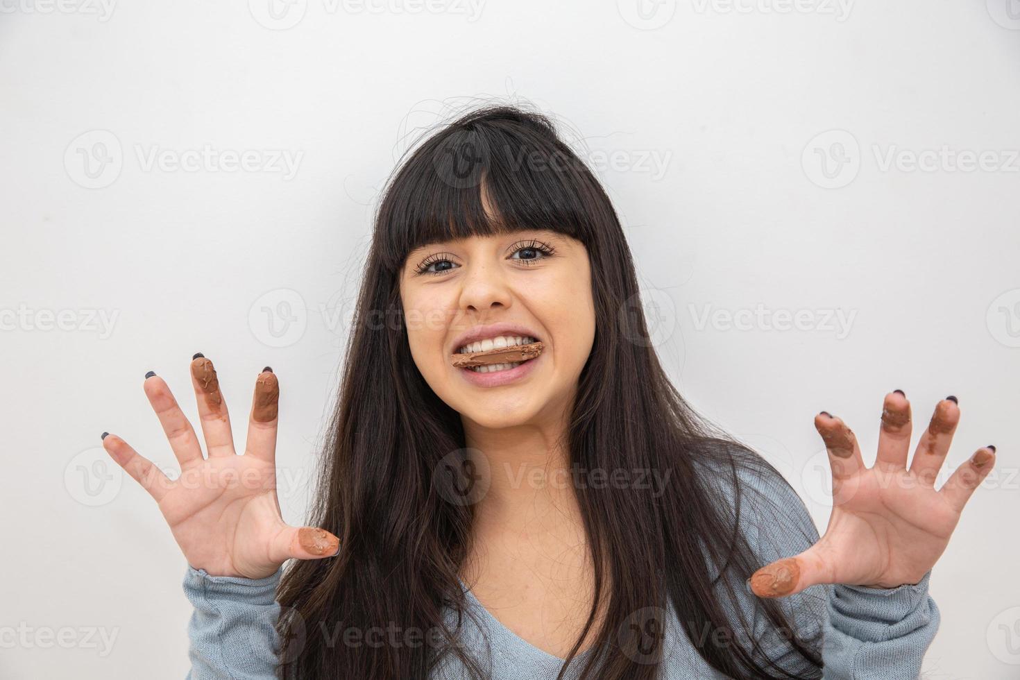 concept - Lovely smiling teenage girl eating chocolate - Imagem photo