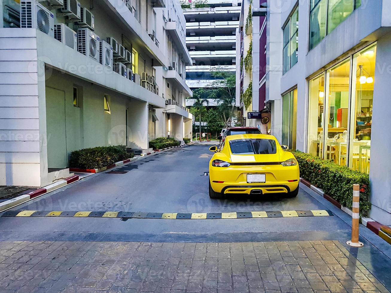 Coche deportivo amarillo estacionado en Bangkok, Tailandia. foto