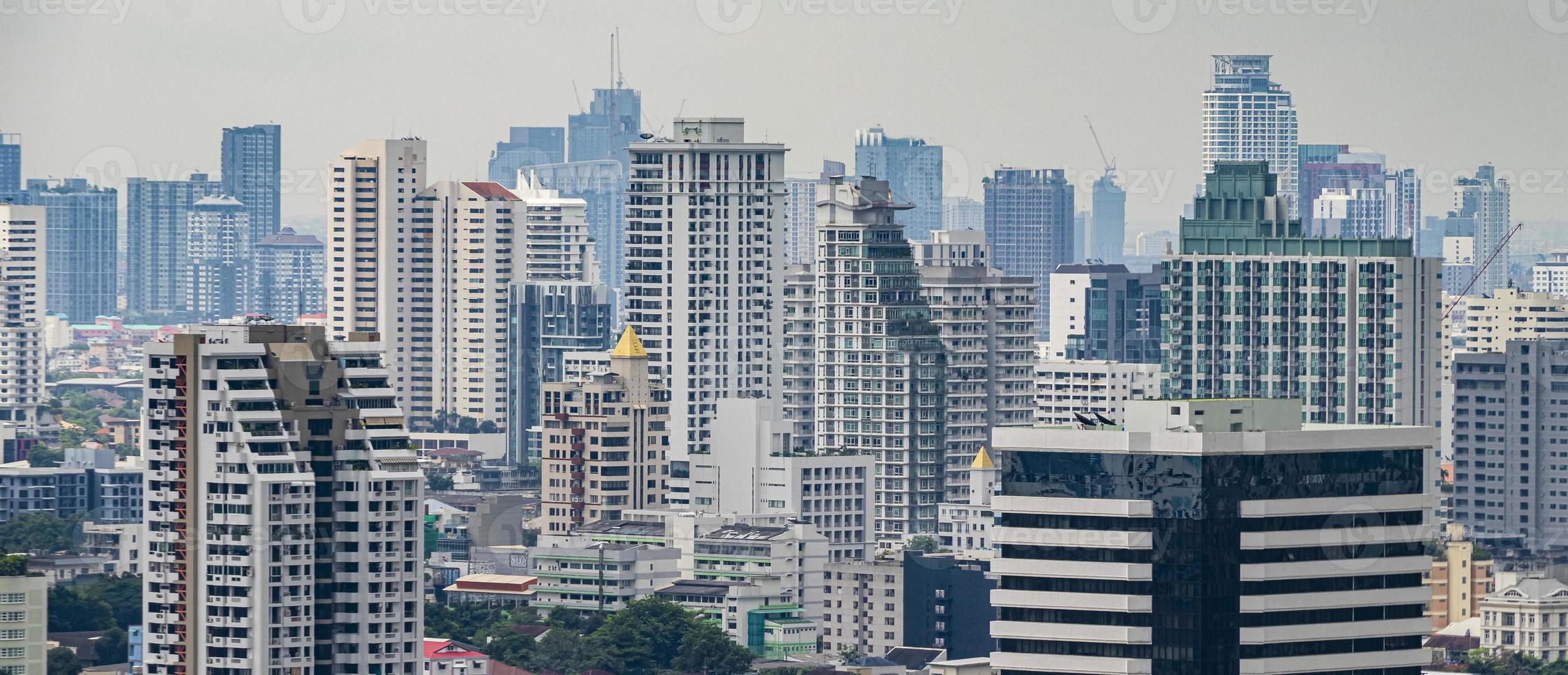 panorama de la ciudad de bangkok rascacielos paisaje urbano de la capital de tailandia. foto