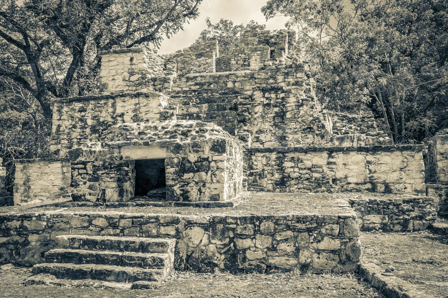 antiguo sitio maya con templo ruinas pirámides artefactos muyil mexico. foto