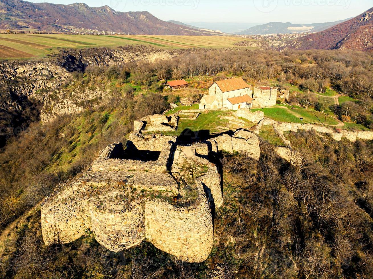 dmanisi - ciudad medieval con su ciudadela, edificios públicos y religiosos. Ruinas del sitio arqueológico de homínidos que datan de hace 1,8 millones de años. foto