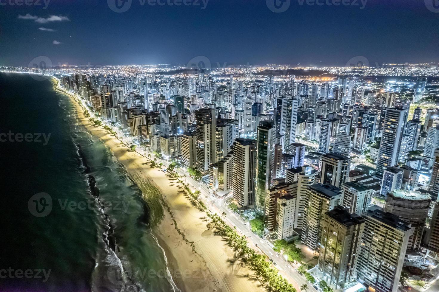 vista aérea de la playa de boa viagem en recife, capital de pernambuco, brasil en la noche. foto