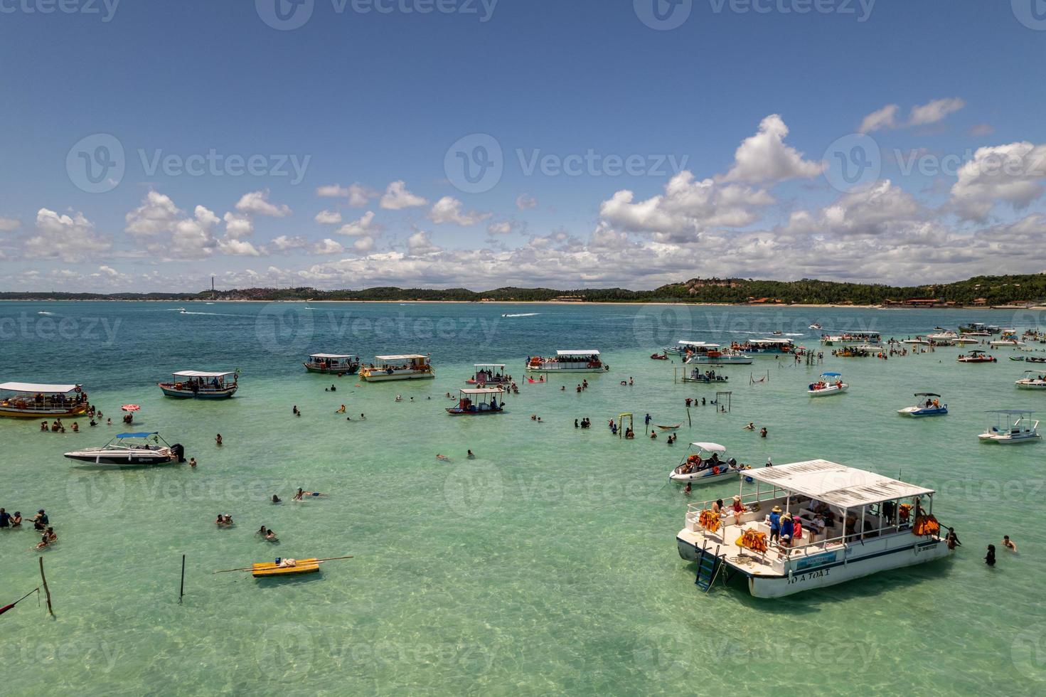 vista aérea de los arrecifes de maragogi, área de protección ambiental de la costa de coral, maragogi, alagoas, brasil. foto