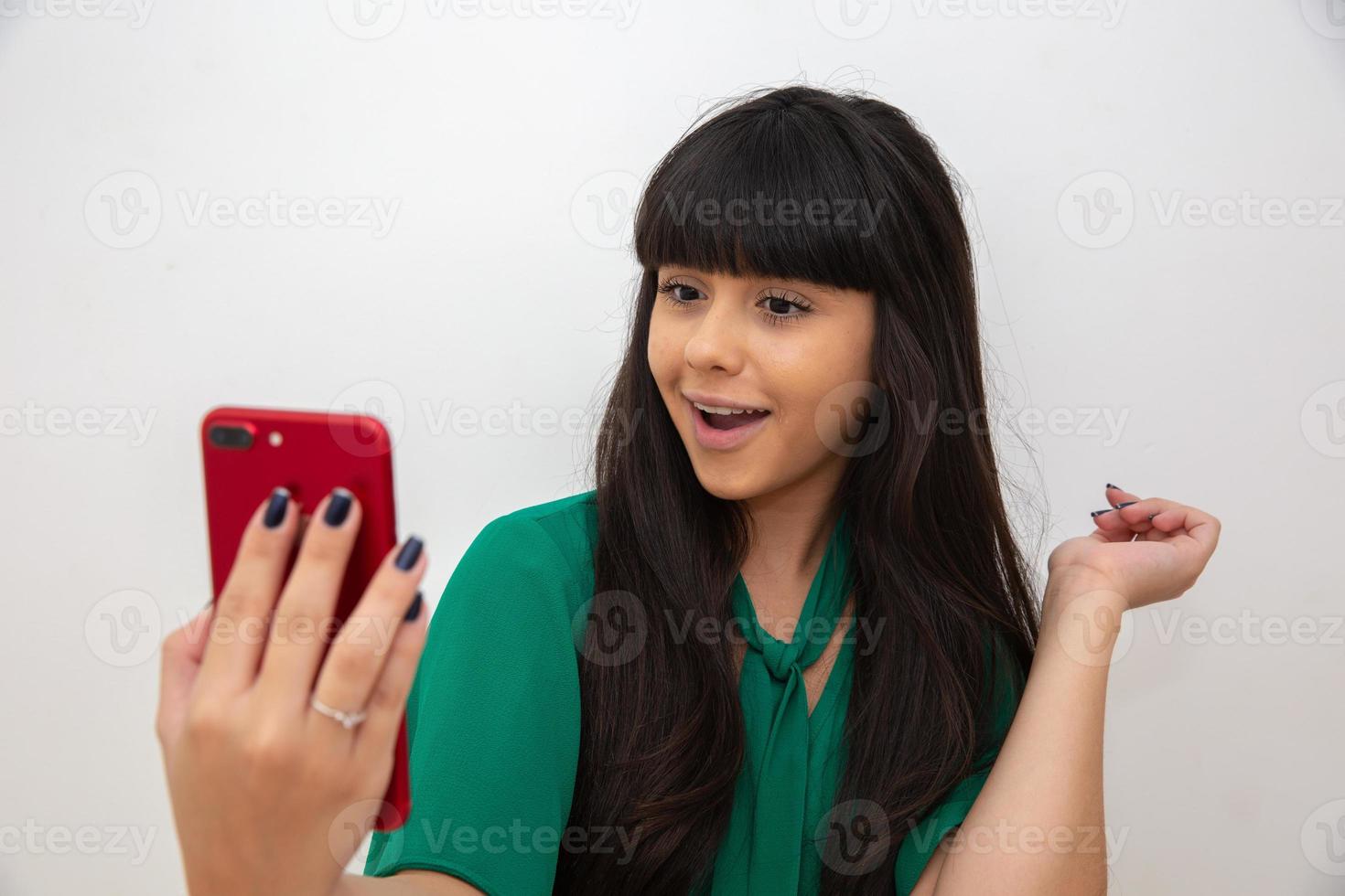 autorretrato de una mujer agradable, increíble, bonita, positiva y sexy disparando selfie en la cámara frontal foto