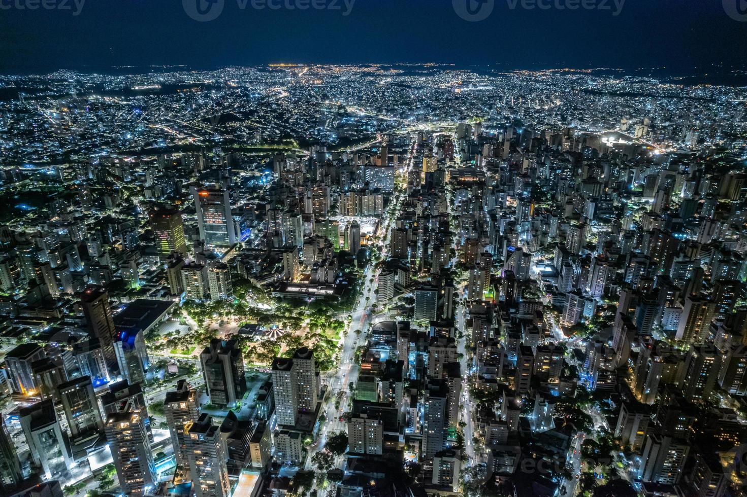 vista aérea de la ciudad de belo horizonte en la noche, minas gerais, brasil. foto
