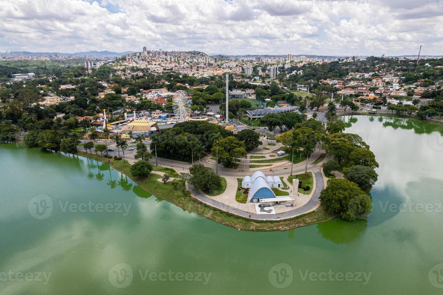 vista aérea de lagoa da pampulha, igreja sao francisco en la ciudad de belo horizonte, en minas gerais, brasil. foto