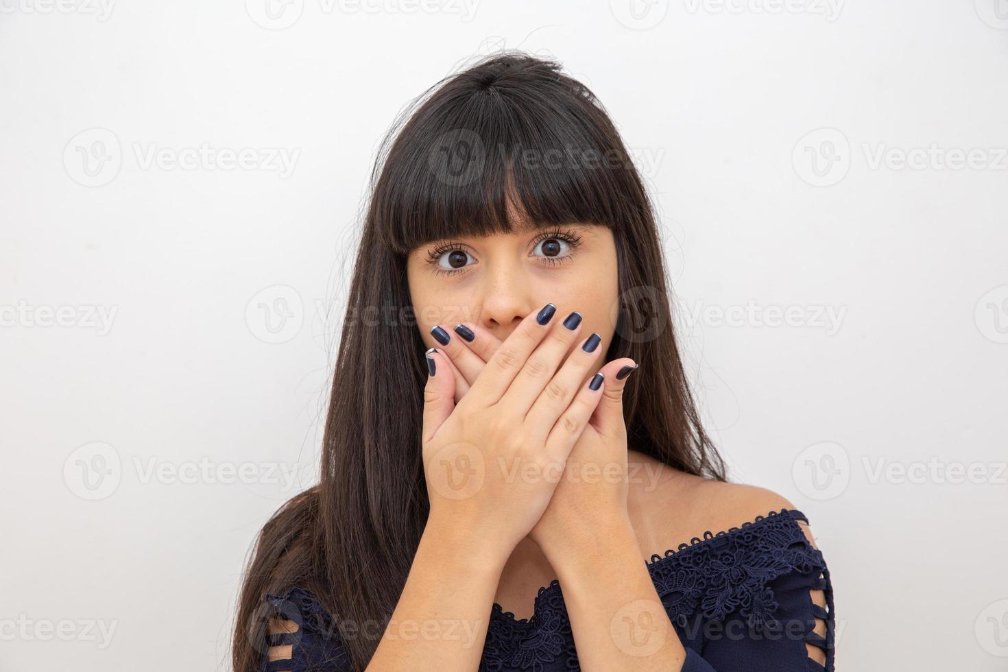 mujer joven con la mano cubre su boca foto