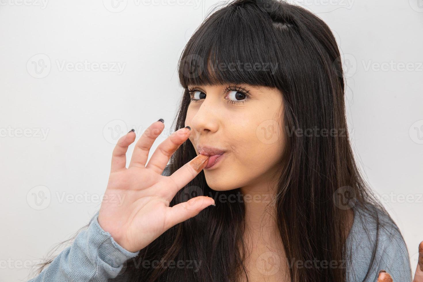 concepto - adorable adolescente sonriente comiendo chocolate - imagem foto