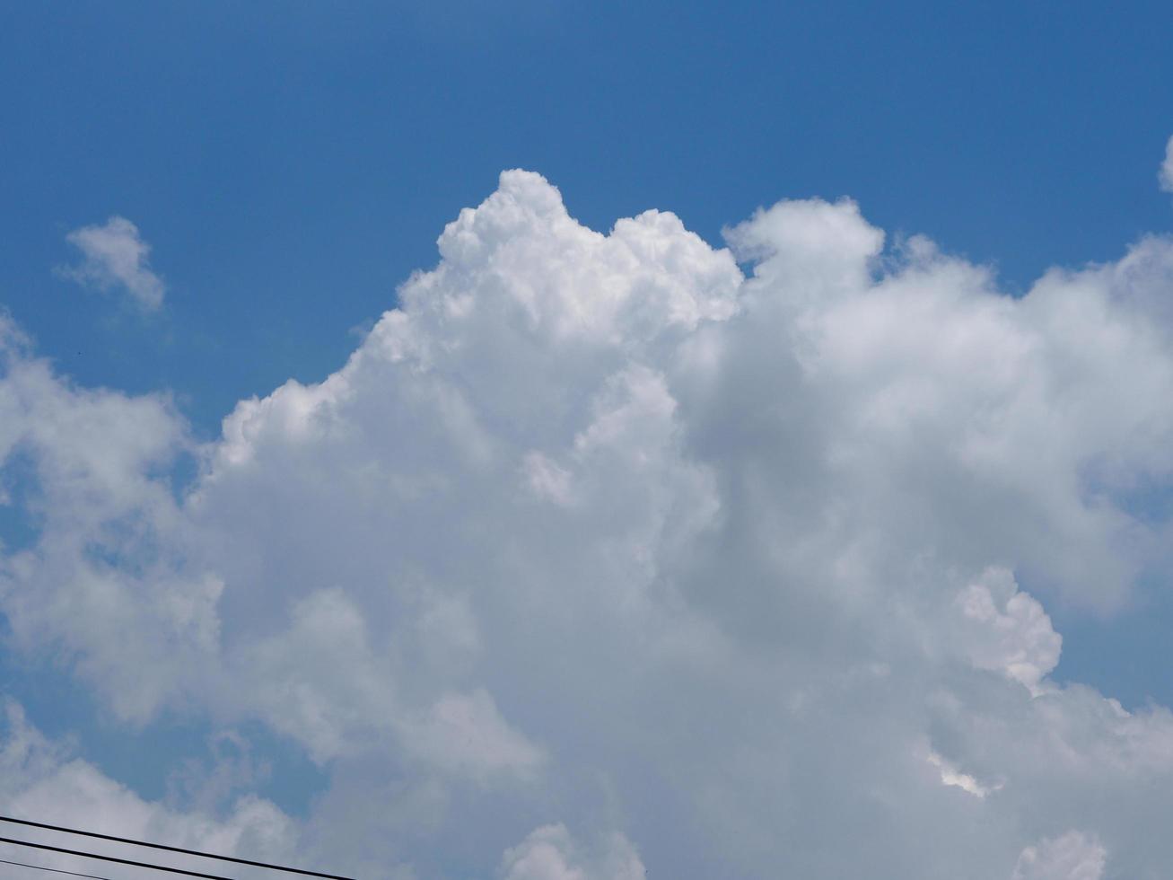 cúmulos nubes blancas en el cielo azul fondo natural hermosa naturaleza espacio para escribir foto