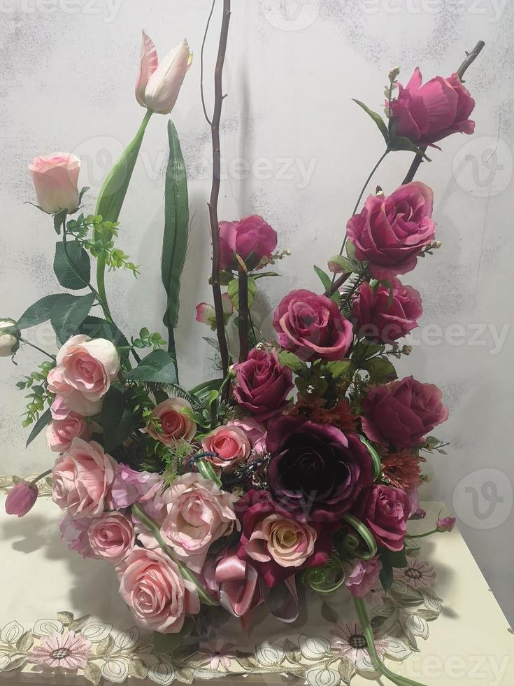 ramo de rosa violeta oscuro en jarrón ramo de flores artificiales flor de estática seca color de tono blanco suave en estilo vintage, concepto para escribir diseño de texto en el fondo delantero día de san valentín foto